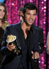 Церемония вручения премии MTV Movie Awards 2012 постер к фильму смотреть онлайн на HD Rezka
